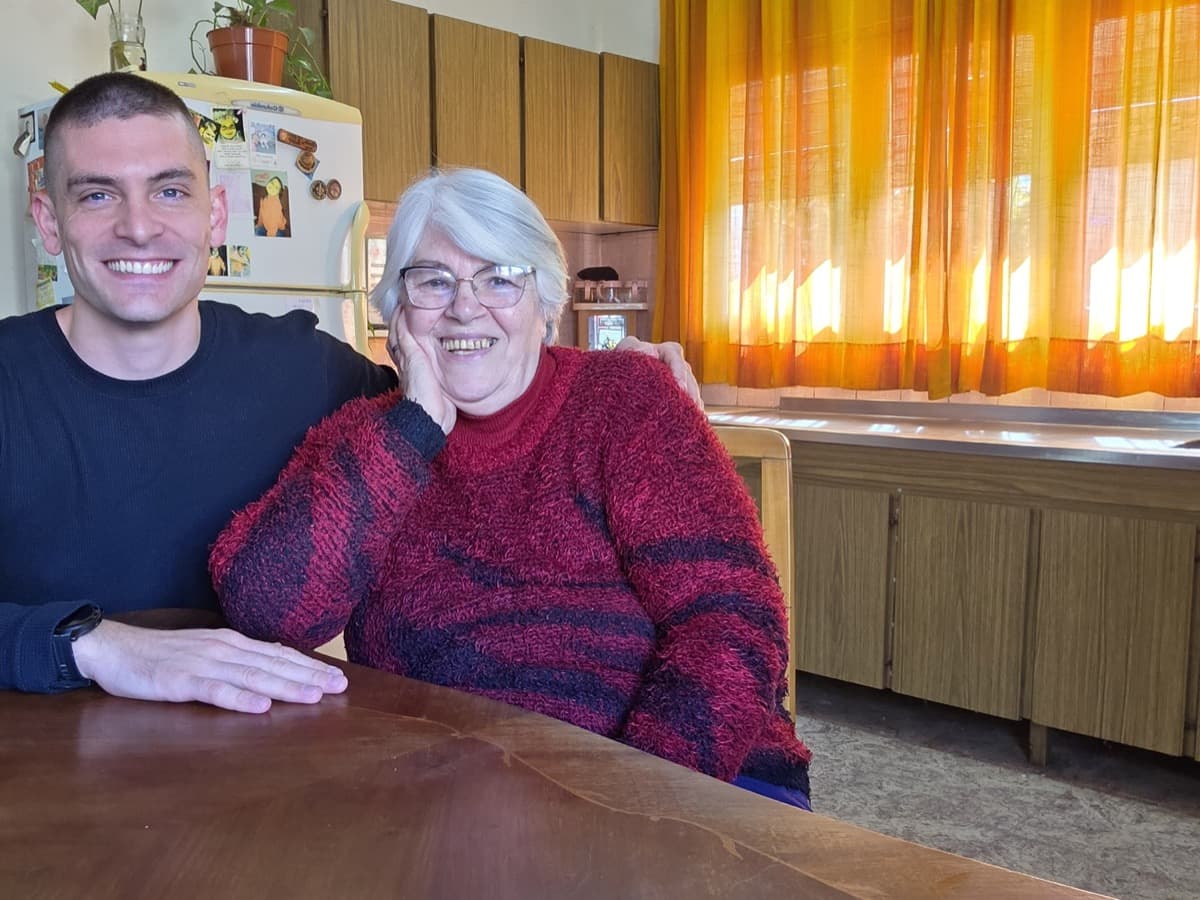 Tomás junto a Graciela, su abuela, en la cocina