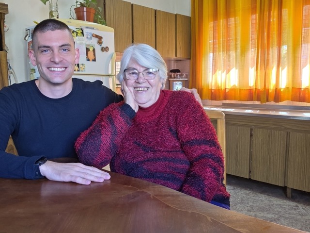 Qué va en la heladera y qué no: los consejos virales de un ingeniero y su abuela que es furor en redes