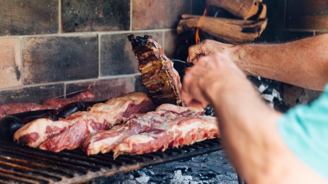 El lugar de la cocina donde nunca deberías guardar el asado que sobra, según un experto